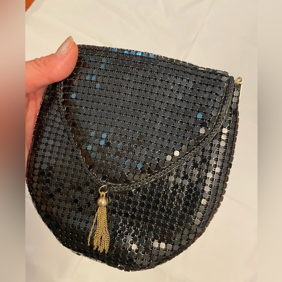 Slinky black chain mail effect “malock” evening bag…. - Picture 4 of 6